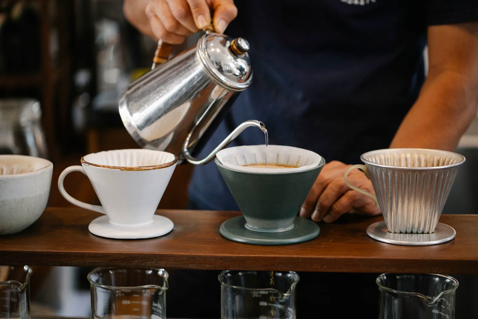 Barista thao tác chuyên nghiệp tại quầy pha chế InnoKafe
