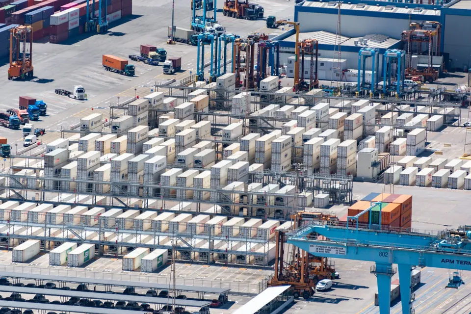 Toàn cảnh trung tâm logistics với container và xe vận chuyển